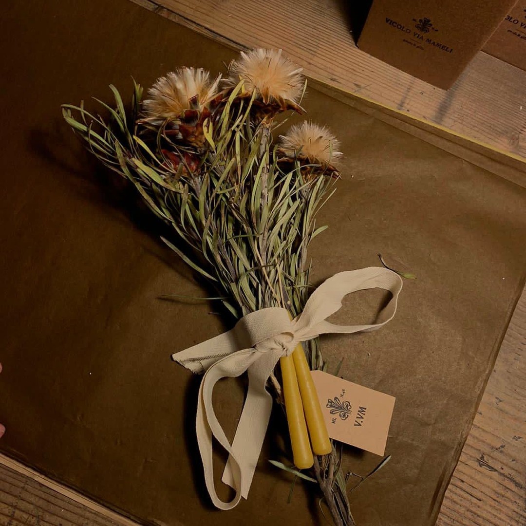 Vicolo Via Mameli, Milan: Hand-Tied Flowers