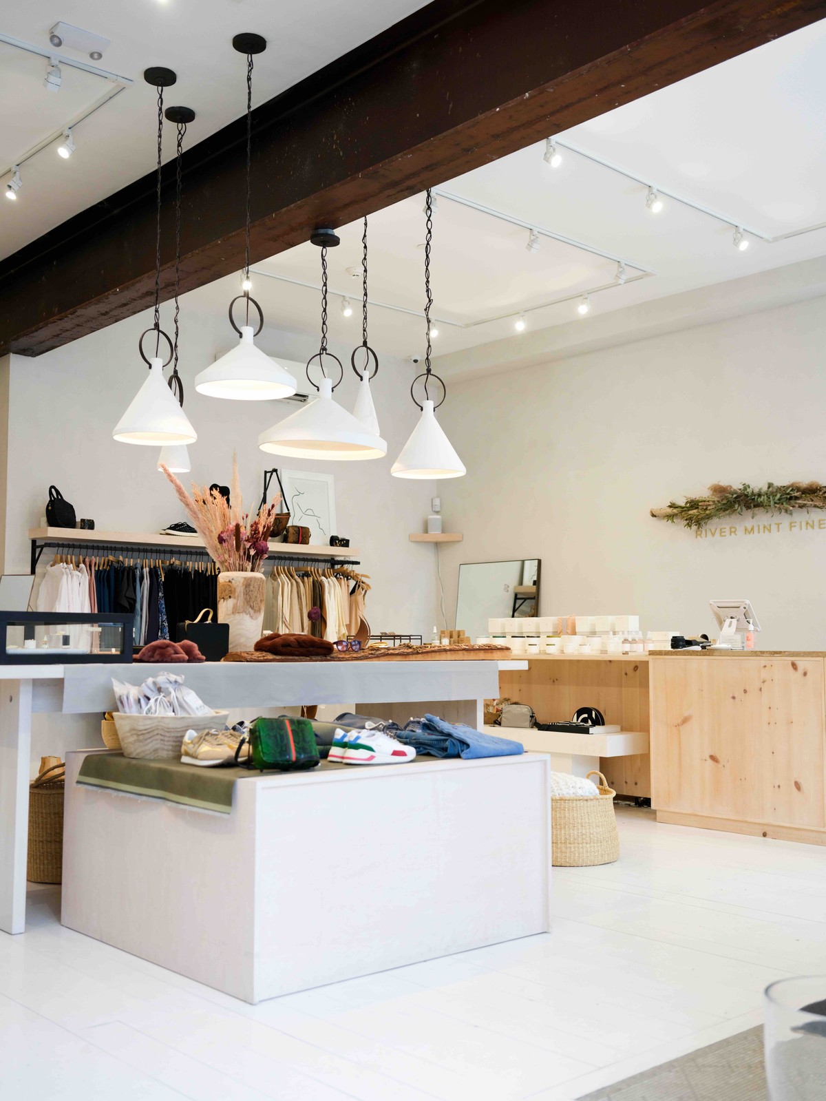 River Mint Finery, Kingston: Interior