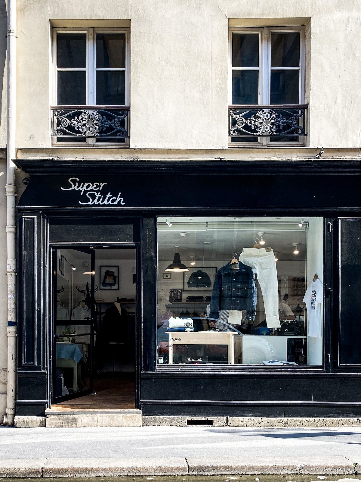 Superstitch, Paris