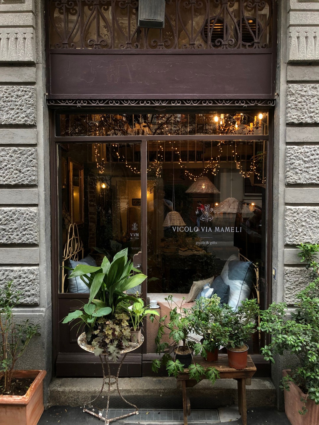 Vicolo Via Mameli, Milan: Storefront