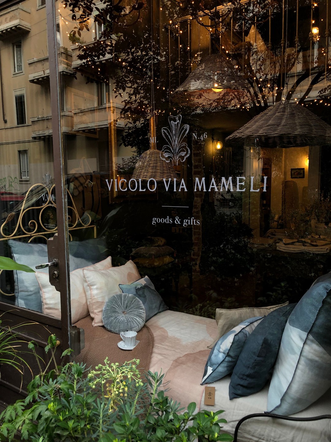 Vicolo Via Mameli, Milan: Shop Window Detail