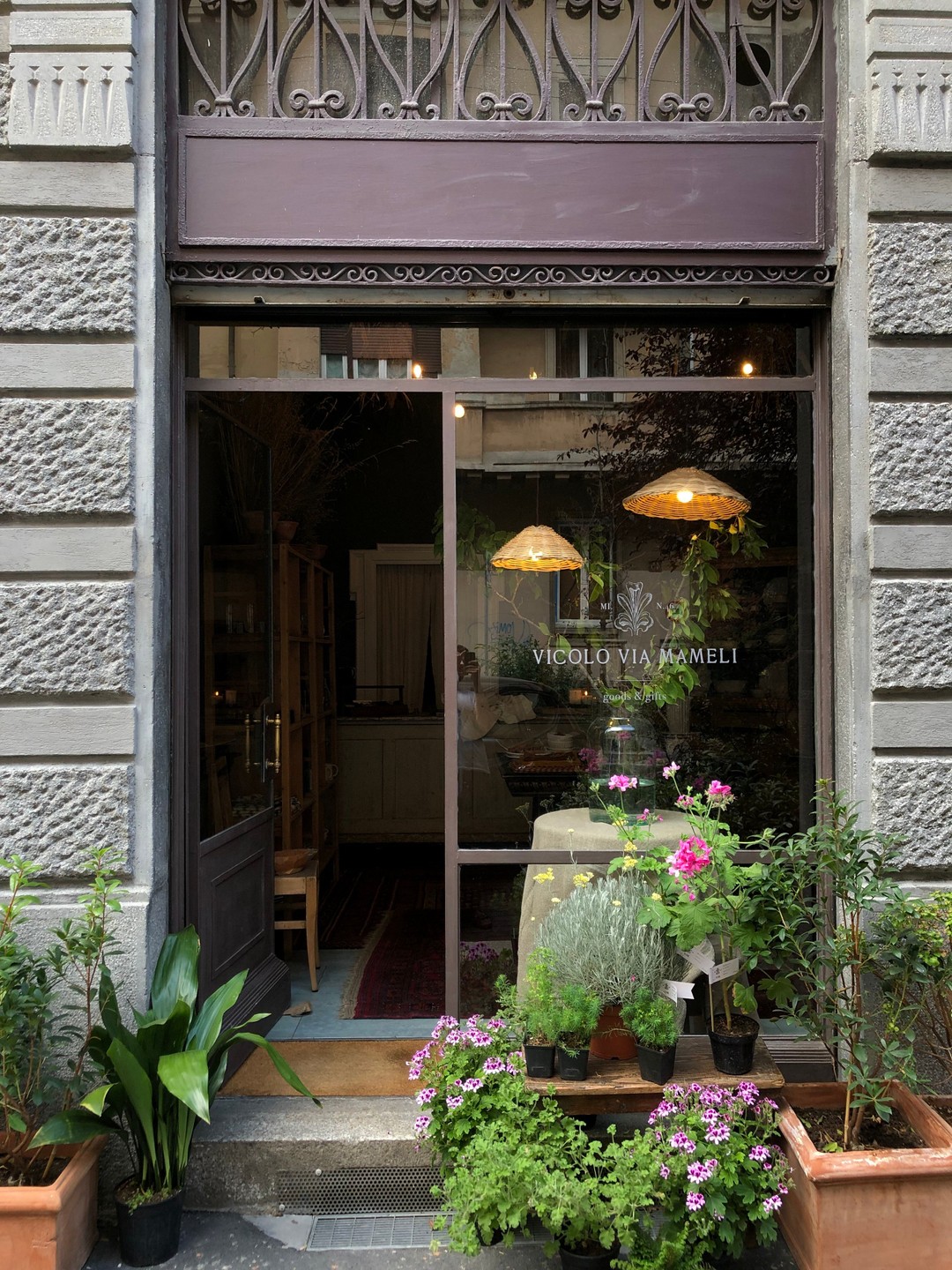 Vicolo Via Mameli, Milan: Shopfront