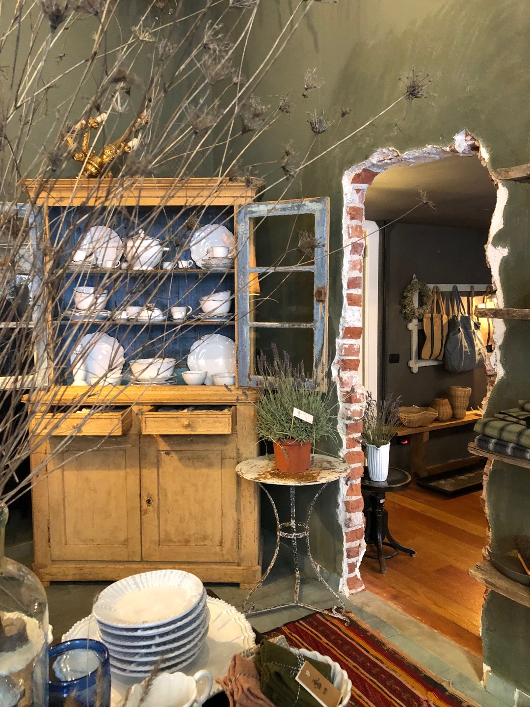 Vicolo Via Mameli, Milan: Shop Pass Through