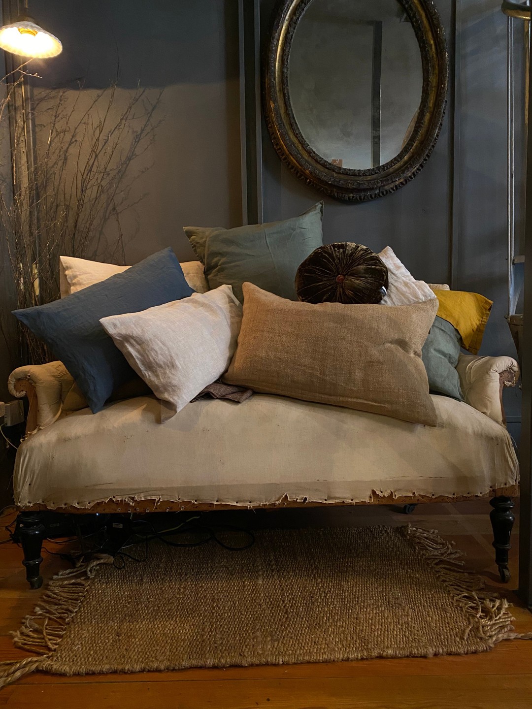 Vicolo Via Mameli, Milan: Sofa and Pillows