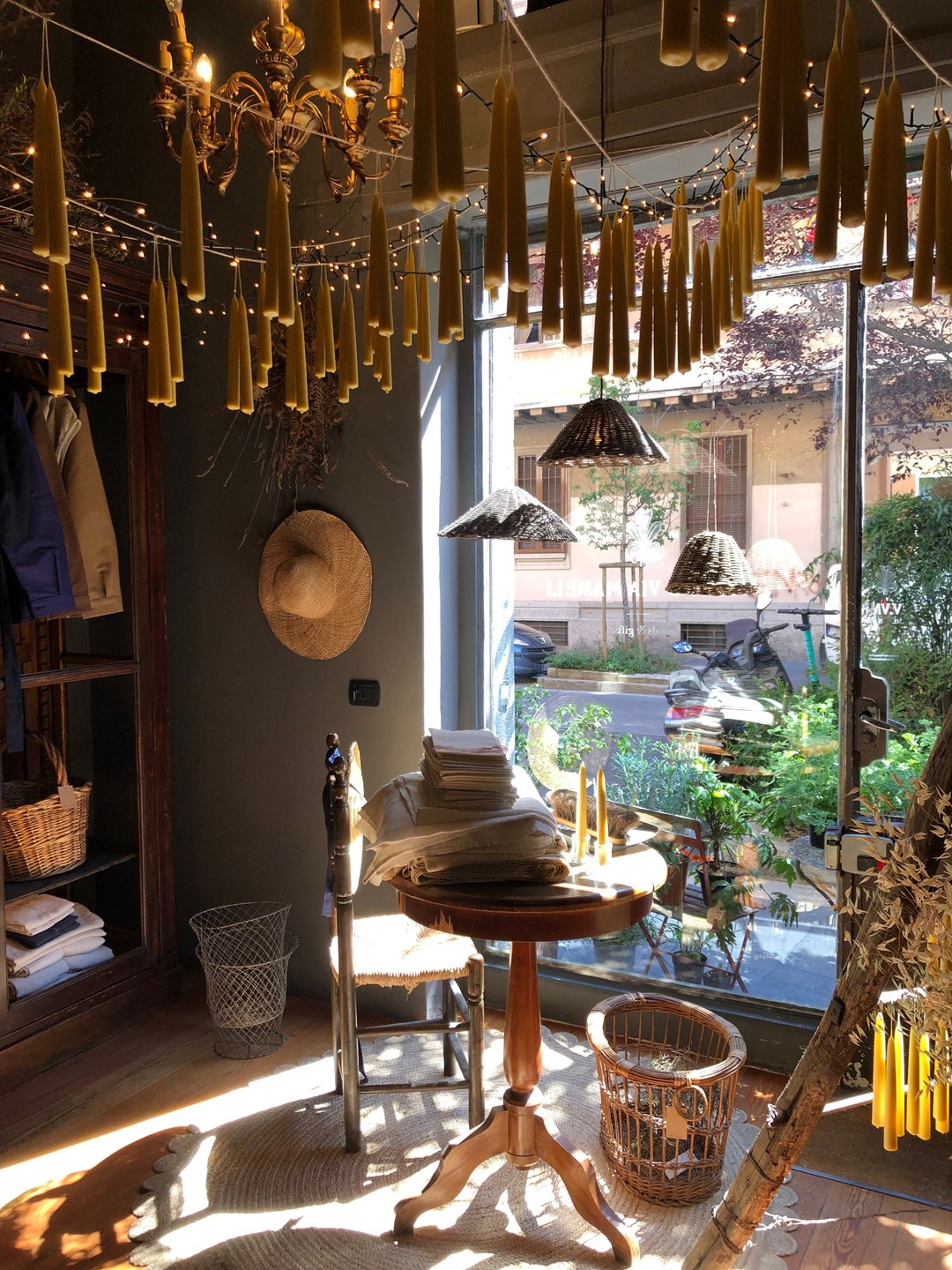 Vicolo Via Mameli, Milan. shop interior