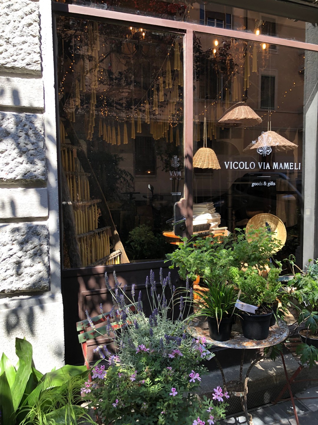 Vicolo Via Mameli, Milan; shopfront