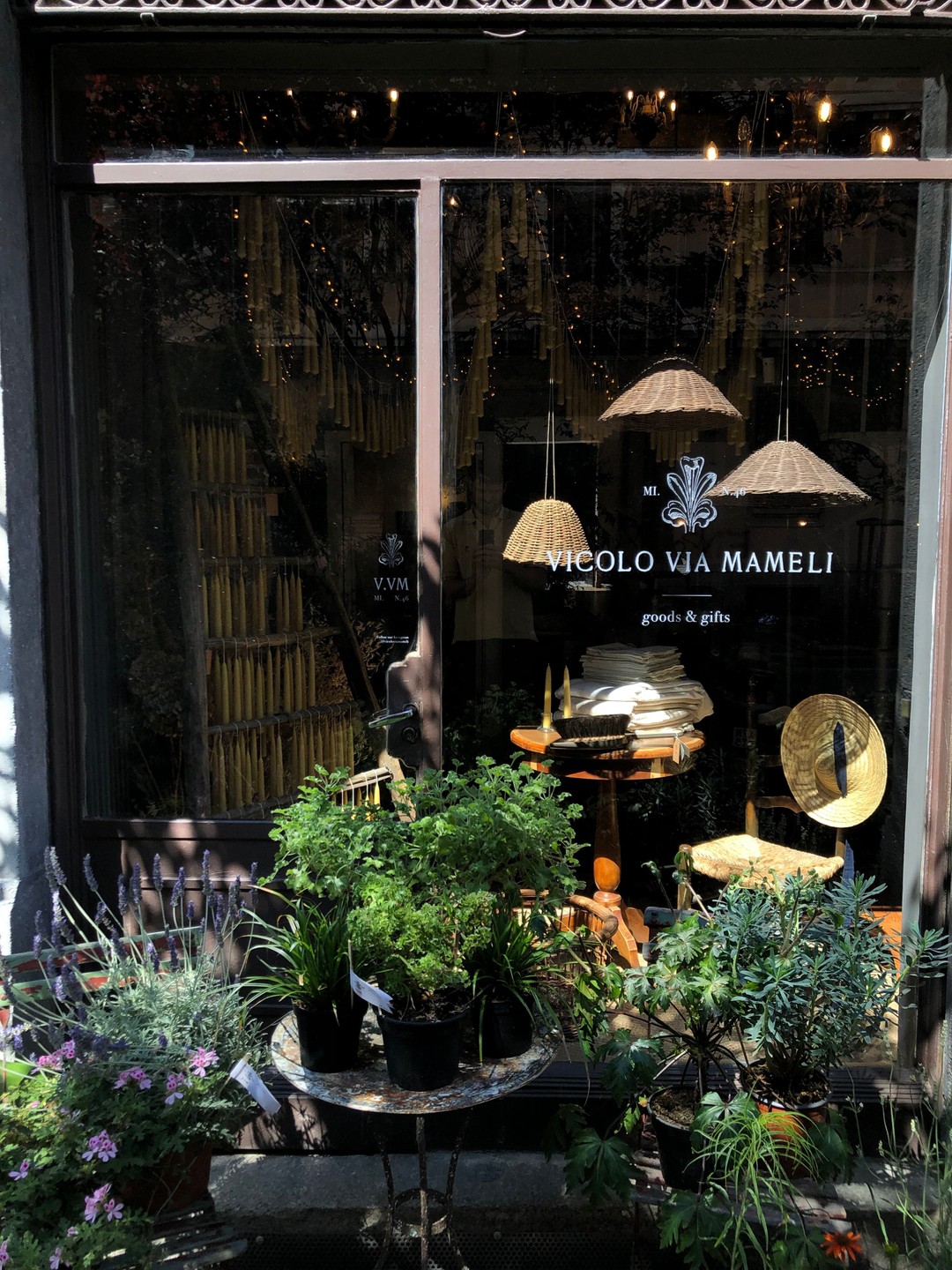 Vicolo Via Mameli, Milan, shopfront
