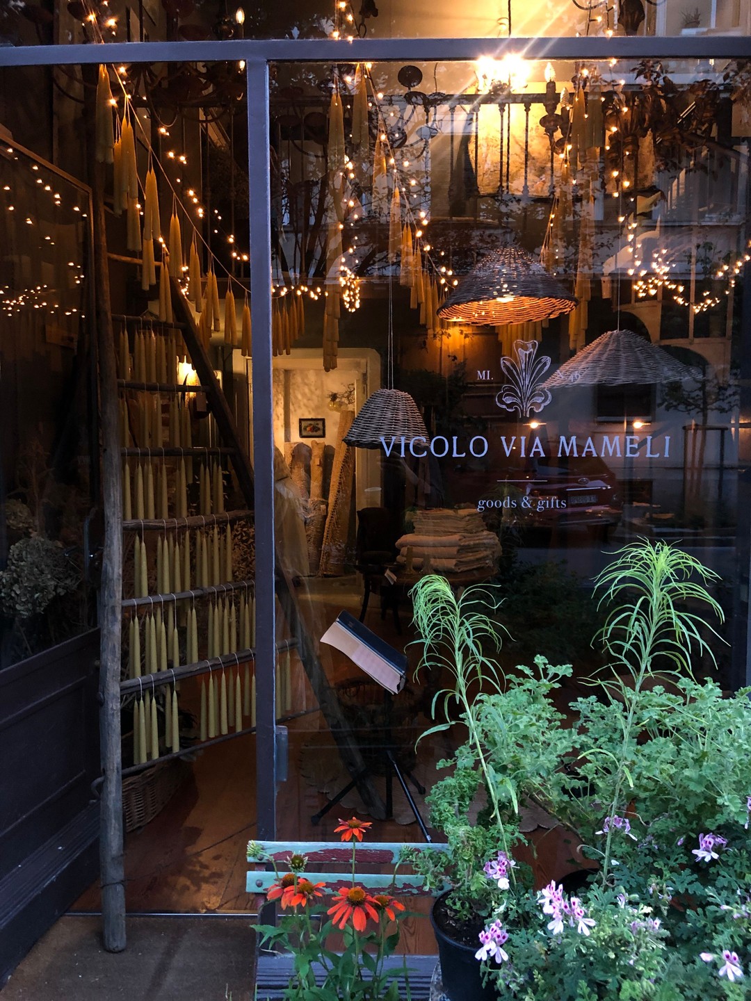 Vicolo Via Mameli, Milan, storefront