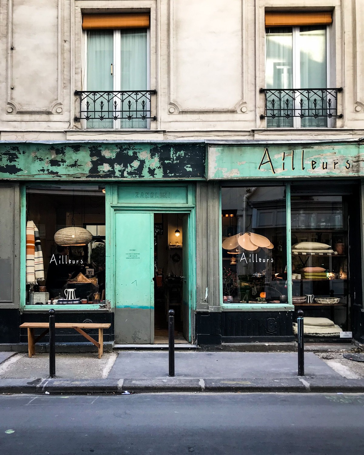 Ailleurs, Paris