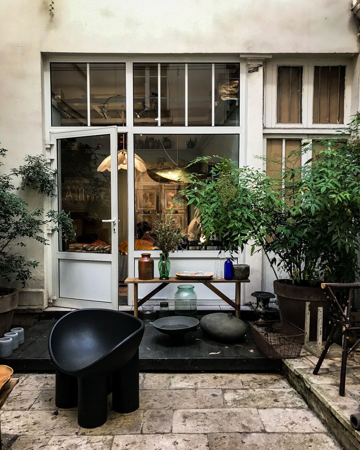 Ailleurs, Paris