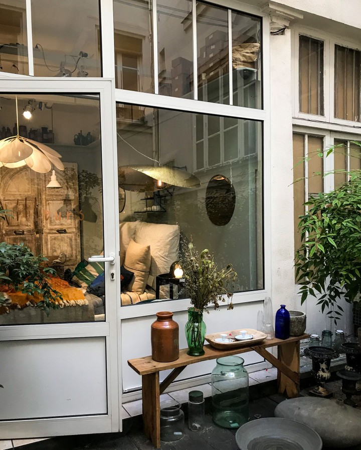 Ailleurs, Paris