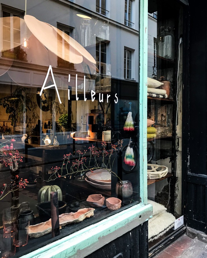 Ailleurs, Paris