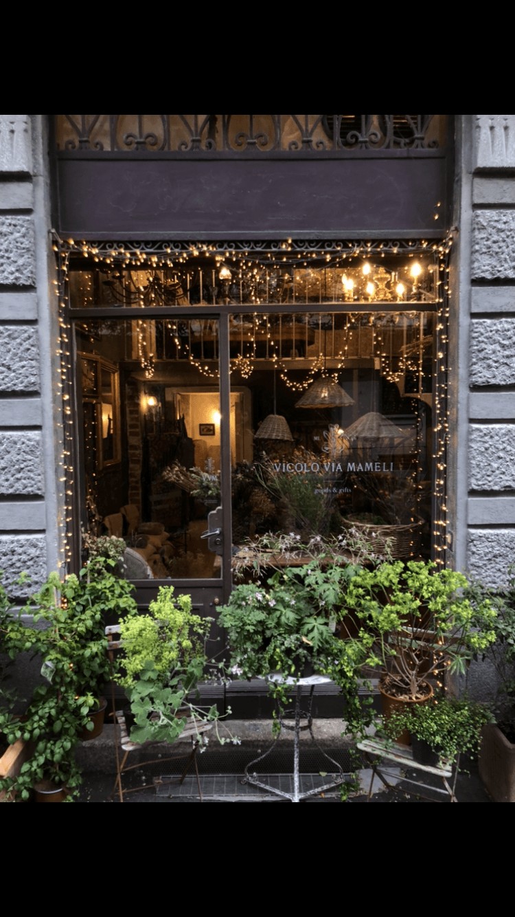 Vicolo Via Mameli, Milan. shopfront