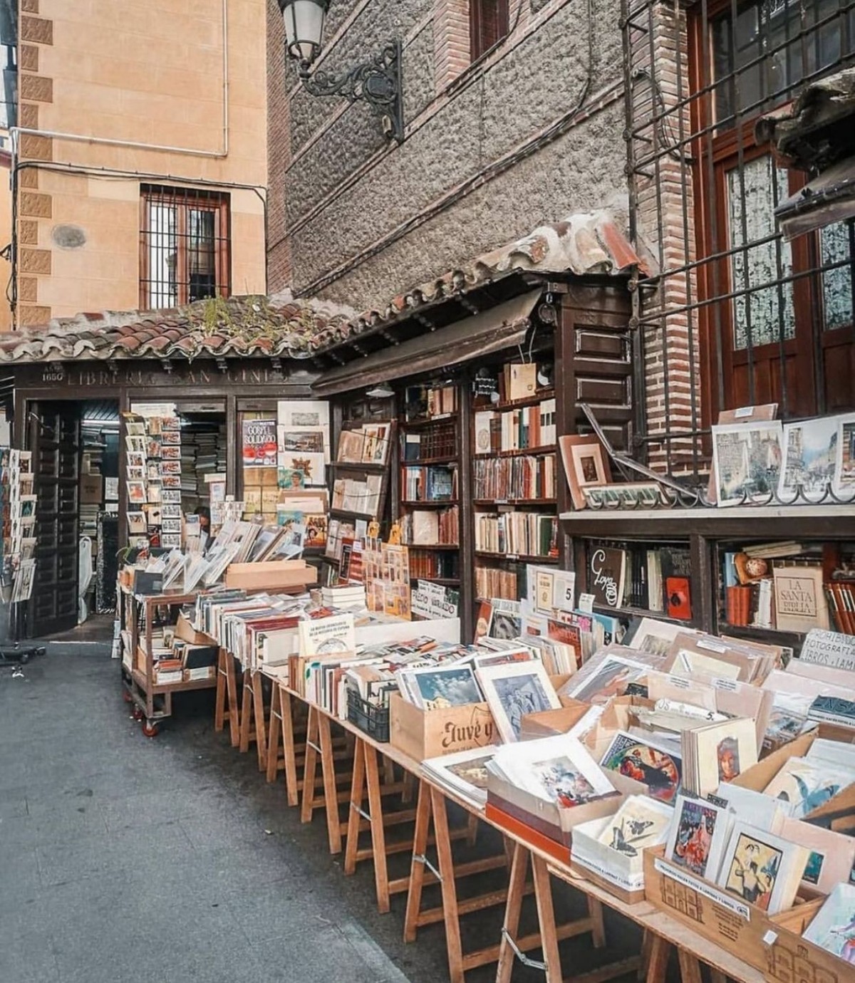 Librería San Ginés, Madrid photo by @lauroalbertosilva