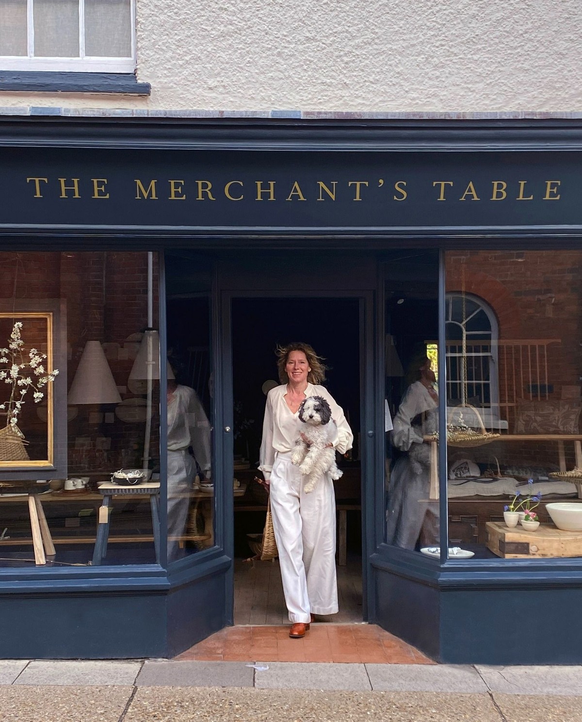 TMT Susanna + Monty in Shop Door (1)