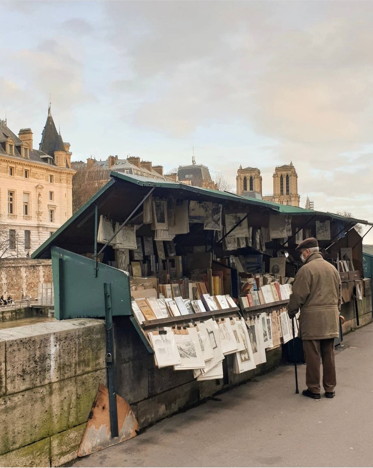 Bouquiniste, paris photo hifromalix