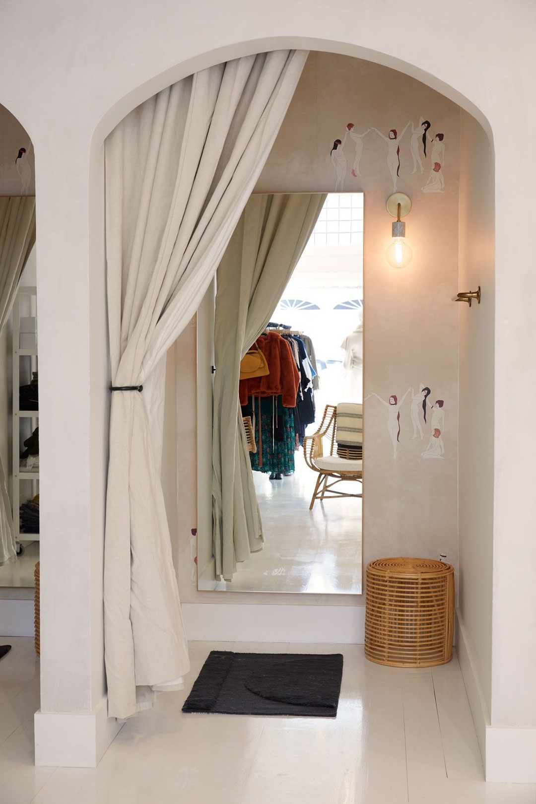 River Mint Finery, Kingston: Fitting room
